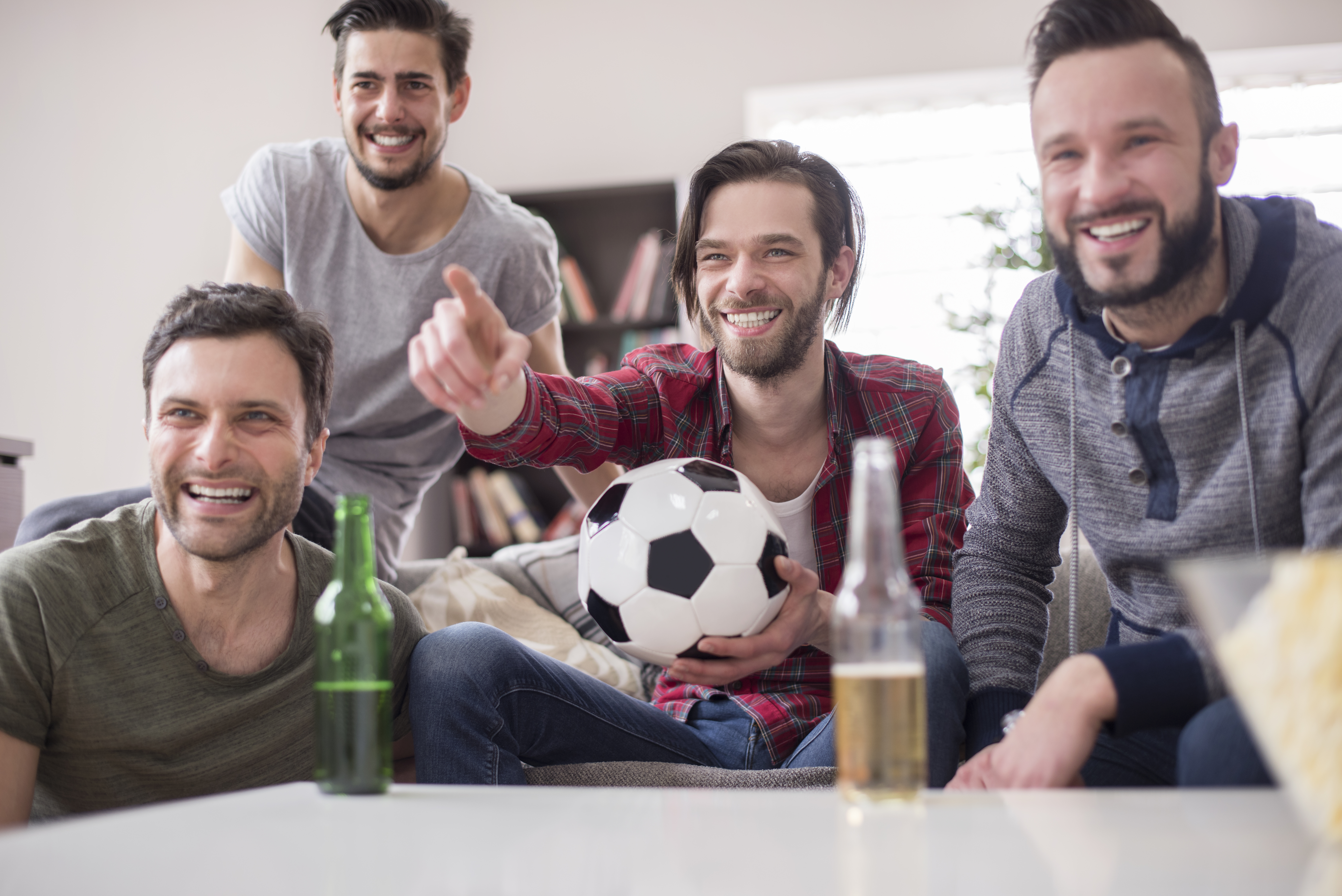 Mænd ser fodbold